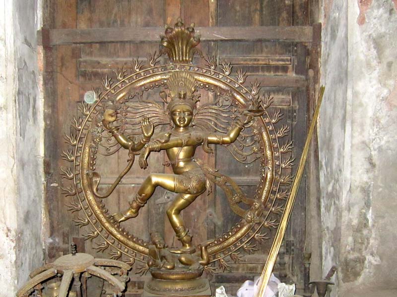 At the home of metal worker in village day tour