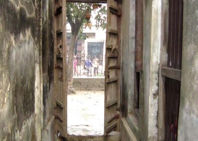 The door of metal worker is always open for guests