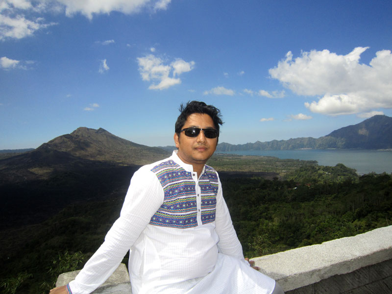 মাউন্ট বাতুর অগ্নিয়গিরির কাছে কোনো এক রেস্টুরেন্ট বেলকনিতে